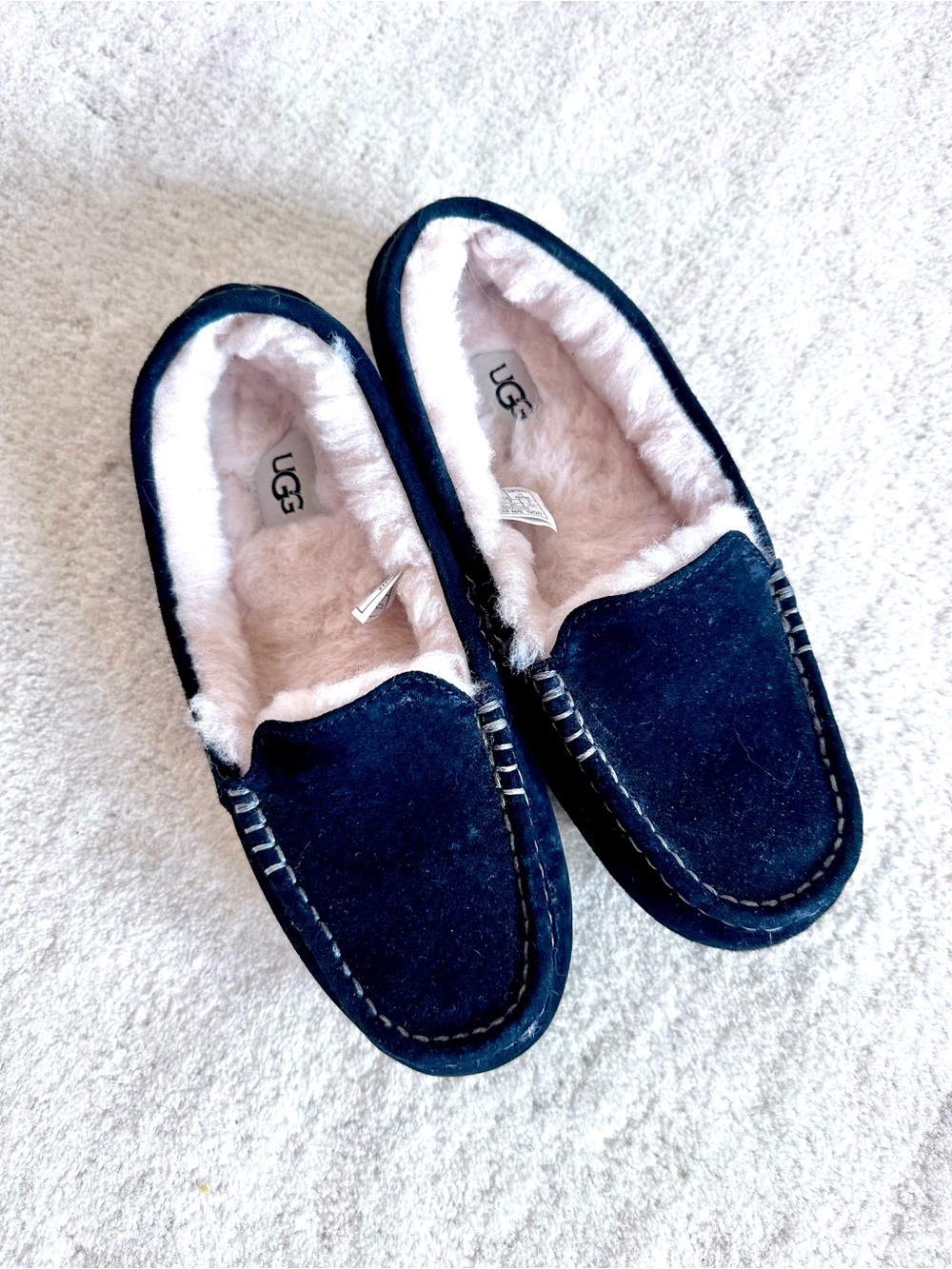 UGG Women's Ansley Moccasin Slippers in black suede with a plush wool lining NWT - Picture 2 of 11